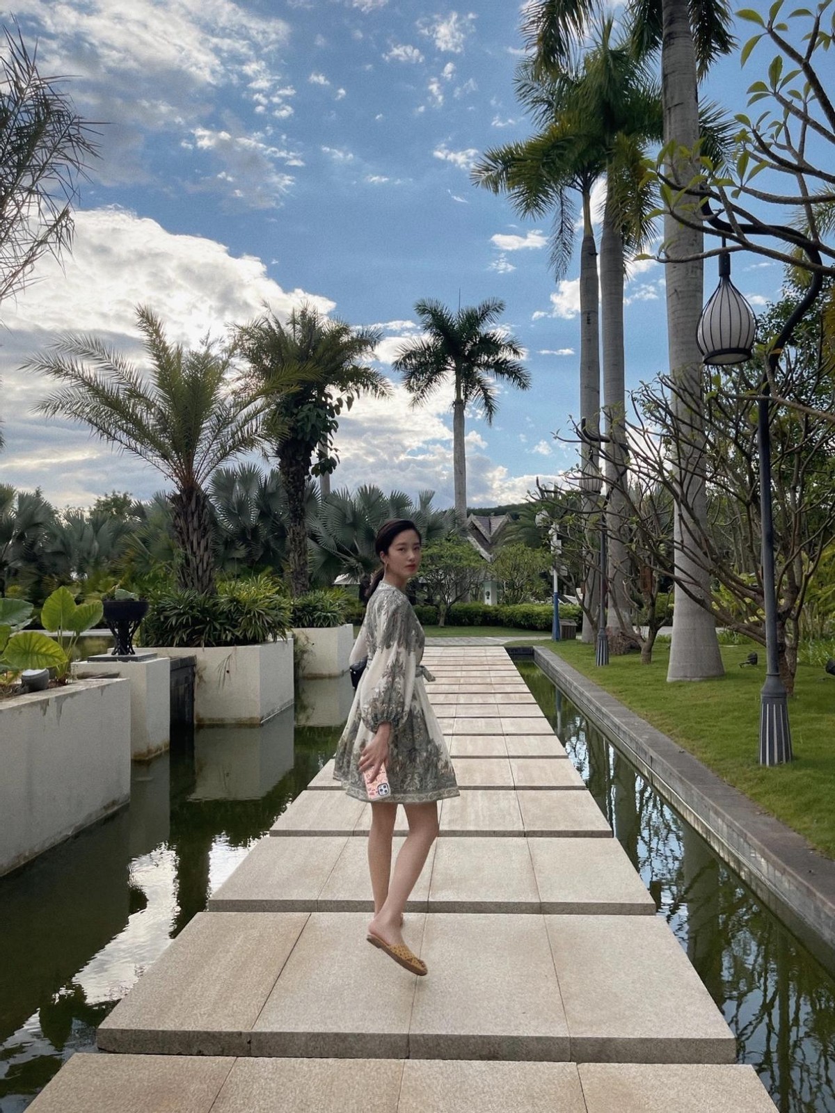 BiuFashion|28岁阔太杨采钰近期私服，法式风格简约高级，休闲裙也要配Dior