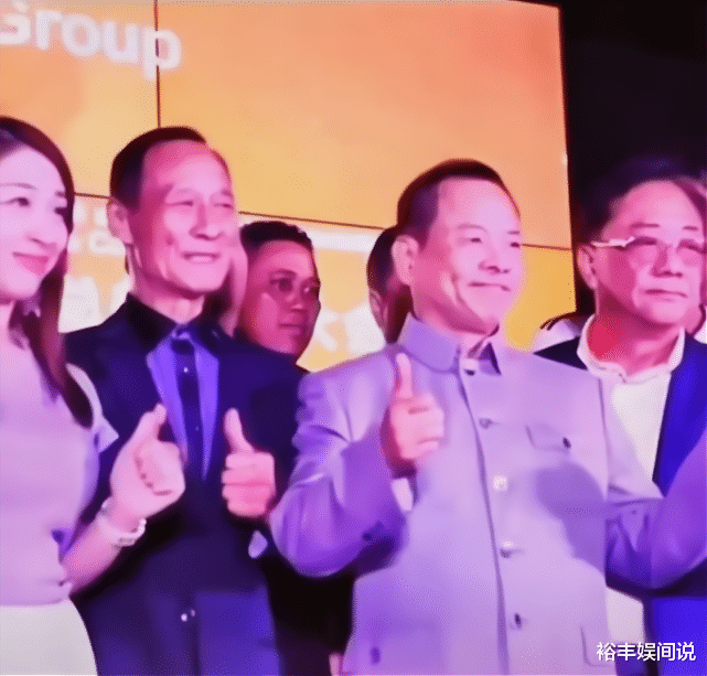 陈惠敏|陈惠敏携妻子现身，目光如炬仍霸气，魏骏杰前妻戴黄金首饰超富贵