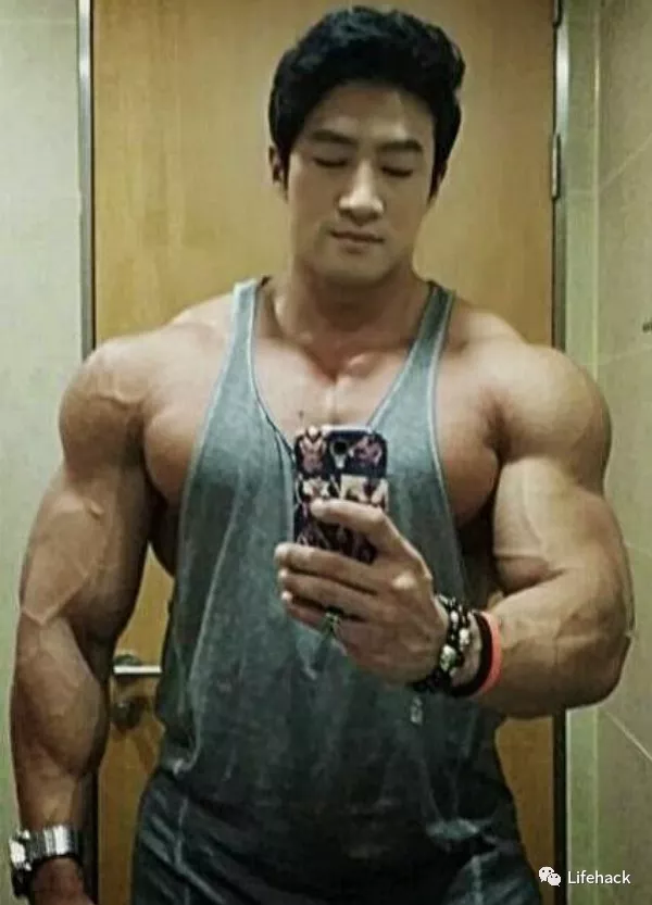 黄哲勋|黄哲勋近照曝光：胸肌大得像篮球，太猛了
