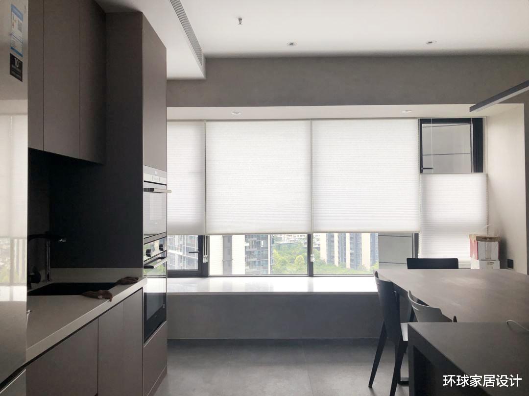 窗帘别再局限布质的了,换成这种隔音效果好还防尘,可隔断可当门