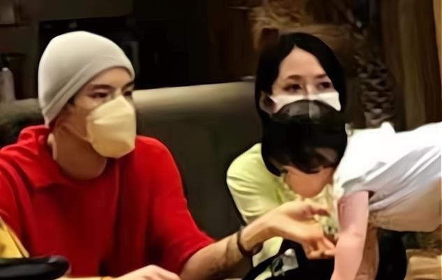 郭碧婷|偶遇向佐郭碧婷一家逛街，网友调侃：我不吃狗粮，狗粮自己找上门