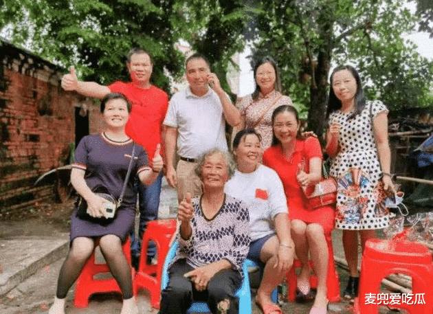 埃及 全红婵家遭网红围堵?妈妈气到哭泣,年迈的奶奶差点摔倒