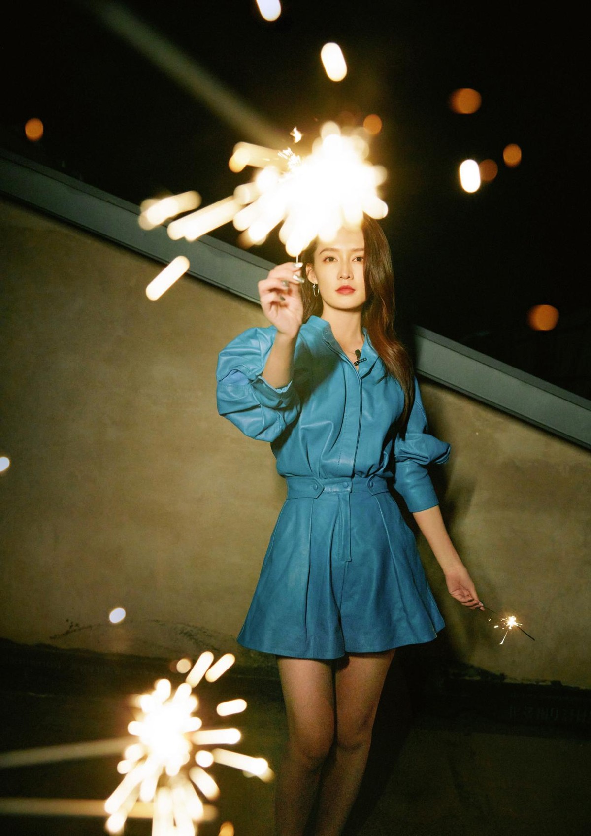 吴京|李沁新造型太有气质，蓝色套装搭配卷发红唇，又美又飒又时髦高级