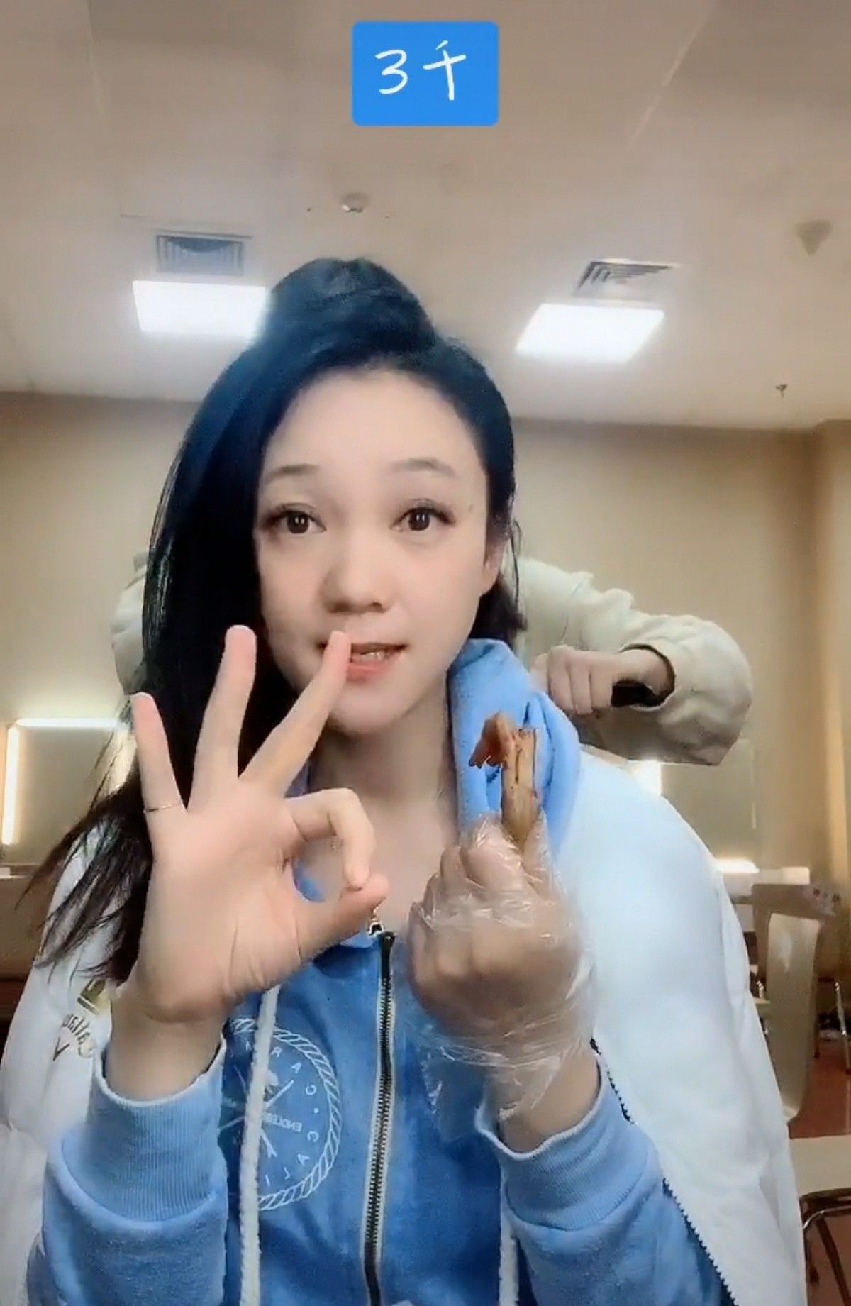 周群|47岁周群晒后台照，上台前不顾形象啃鸭爪，出道30年月薪只有3千