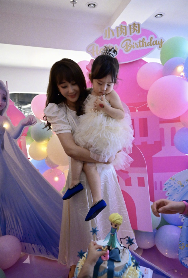 杜若溪|严屹宽为女儿庆生，杜若溪曾流产2次才生下孩子，宝宝继承高颜值