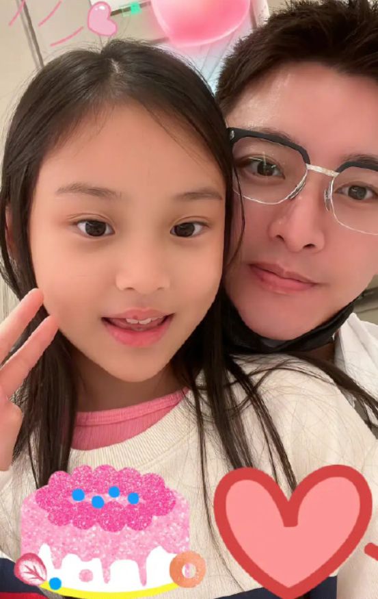 潮帮先生 李小璐带女儿拍写真，穿纱裙配卷发像贵妇，9岁甜馨眉眼太像爸爸