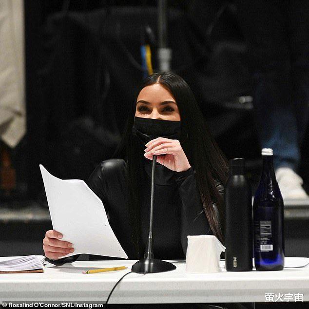 金·卡戴珊|金·卡戴珊一身粉红太夺目，大衣难掩曼妙身姿，骄傲拎全水晶手包