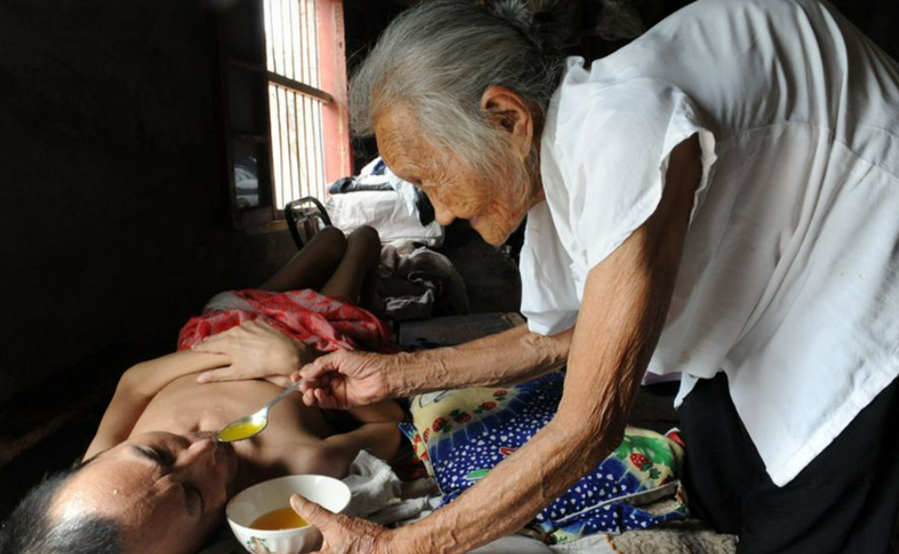兜妈爱叨叨|95岁爸爸给70岁儿子庆生,夹肉附带“摸脸杀”,画面温馨惹人羡慕