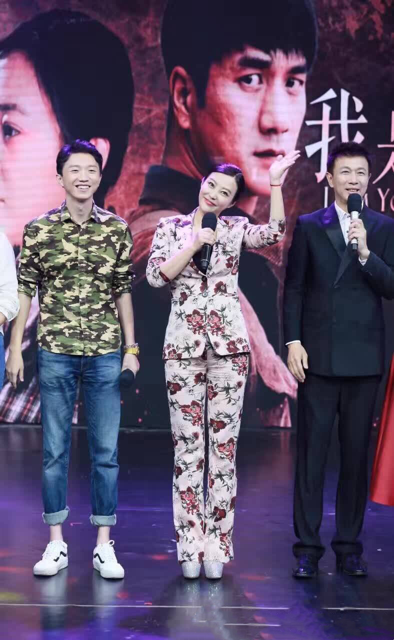 哚乐Like时尚|郝蕾“富态美”真迷人，土味花西装穿得高级优雅，一般人hold不住