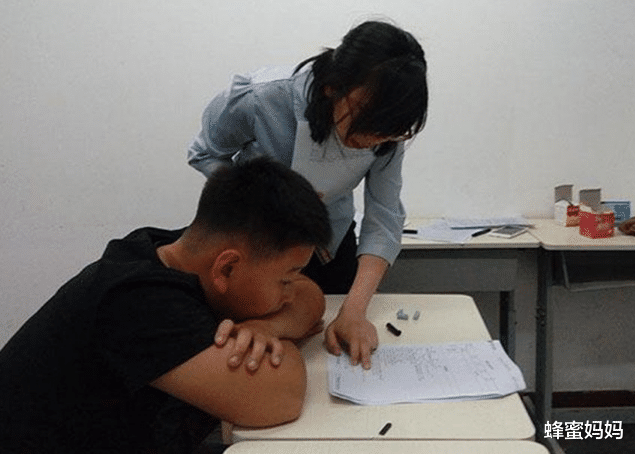 蜂蜜妈妈|把“差生”放在重点班,让高质量老师教,能不能考出好成绩?