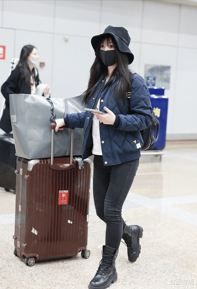 封面时尚 柳岩穿棉服也遮不住好身材,看得出挺丰满的,穿窄腿稍微有点紧绷