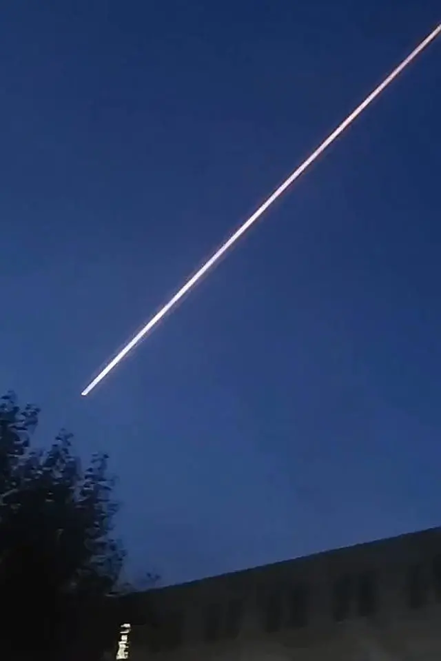 外星飞行器降临内蒙古鄂尔多斯夜空?不明飞行物悄无声息穿越夜空