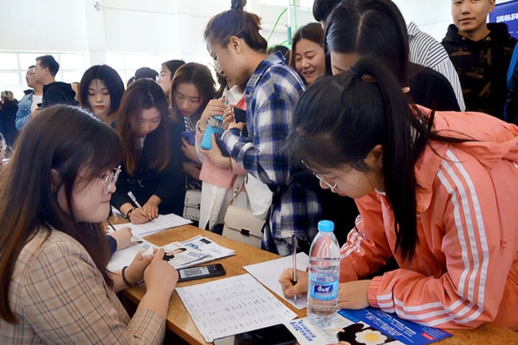 hr|“凭什么只用985学生”,毕业生质疑名企区别对待,HR的话太扎心