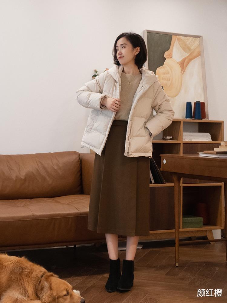 颜红橙 秋冬想要穿得保暖又时尚，用羽绒服搭配牛仔裤或半身裙，高级洋气