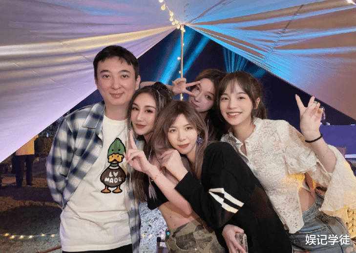 王思聪|请厨师专门为自己服务，与美女挽手合照的王思聪，被指低调多了