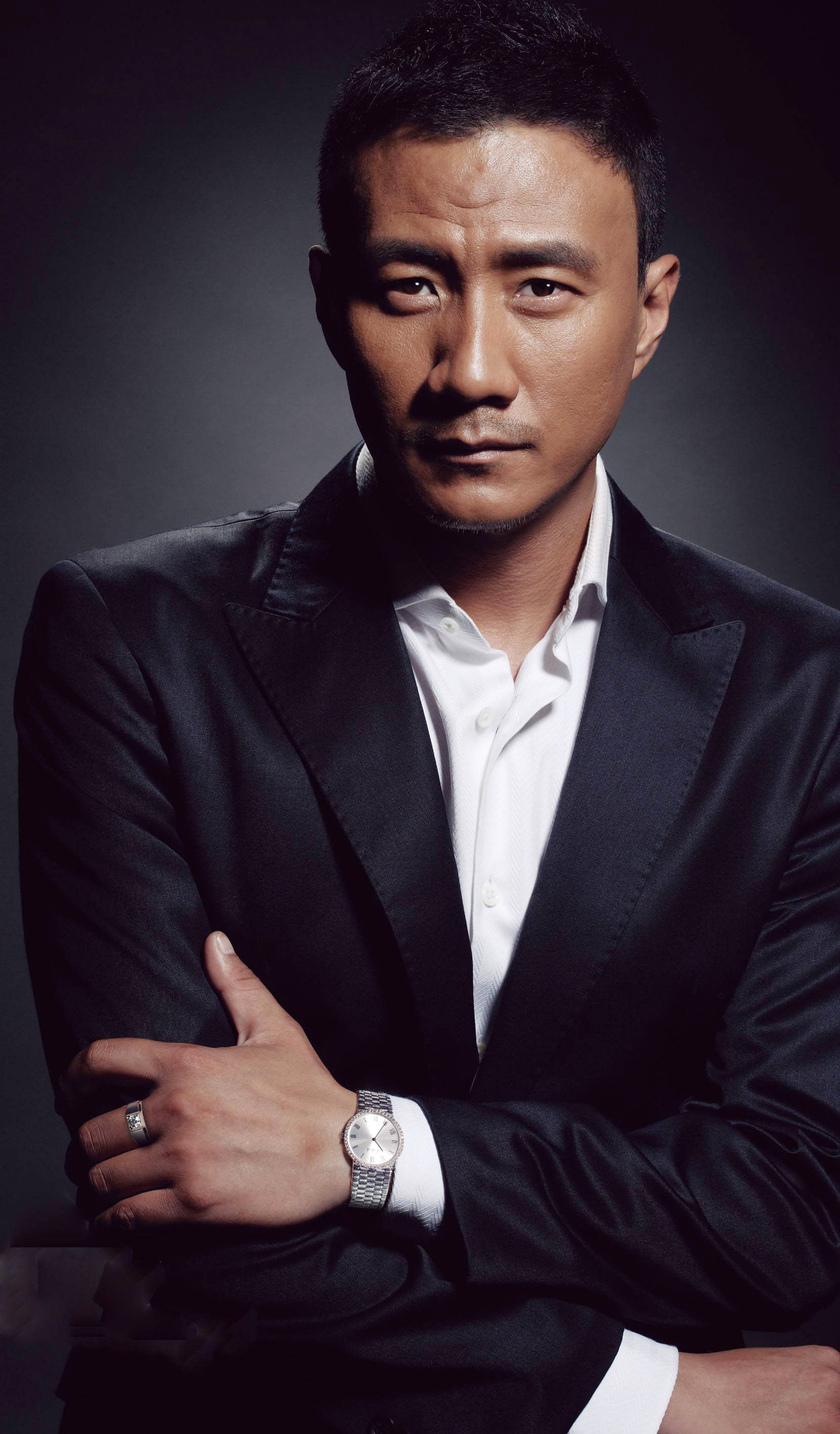 街拍|演员胡军：“酒中知己”情定罗马，清贫的日子有爱飞翔