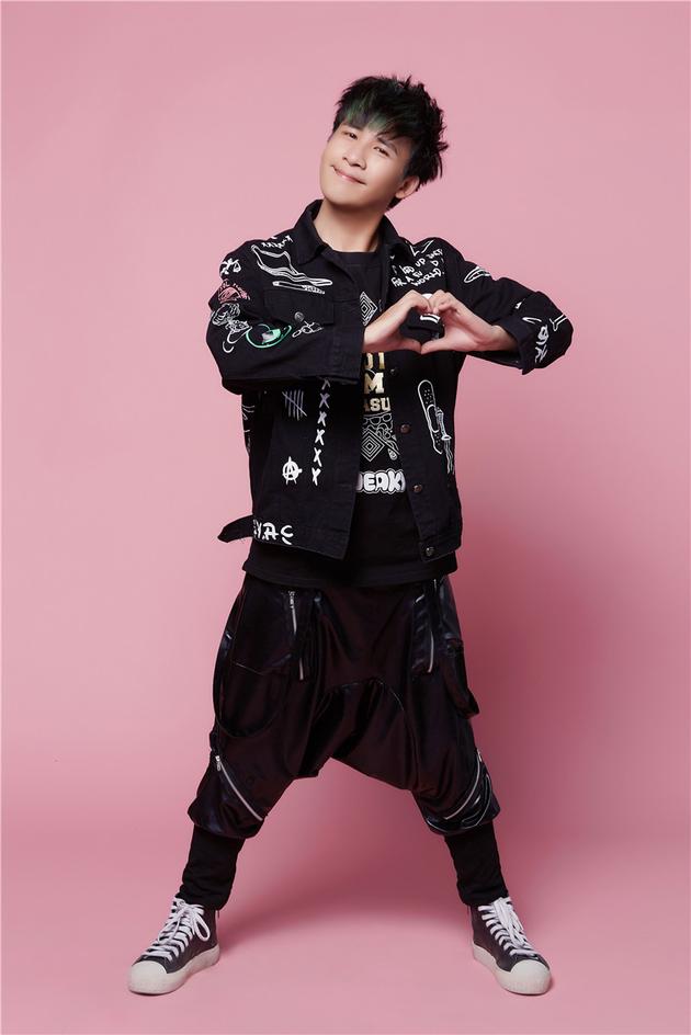 全球时尚号|大张伟和妻子开心游玩，两人穿情侣T恤撒狗粮，刘迎曾是其助理