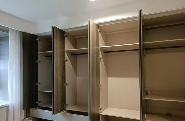 没有衣帽间不是最大的遗憾，卧室配顶天立地柜，4种选择不会后悔