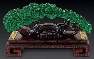 翡翠|太奢侈了：翡翠摆件价值10亿？竟然还用130万的黄金当底座！