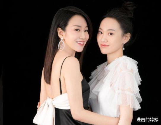 闫妮|50岁闫妮3段姐弟恋,减肥后暴瘦35斤,与20岁女儿形如“孪生姐妹”,瘦身秘诀适合懒人