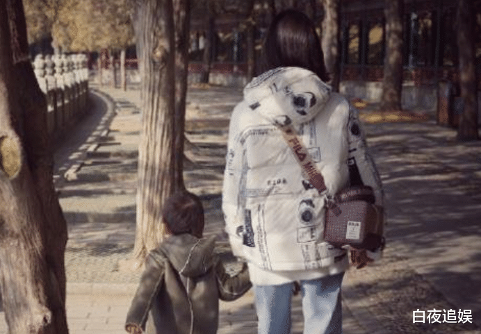 孙莉|孙莉圣诞节晒孩子，小女儿颜值不输黄多多，5岁儿子少见露正脸