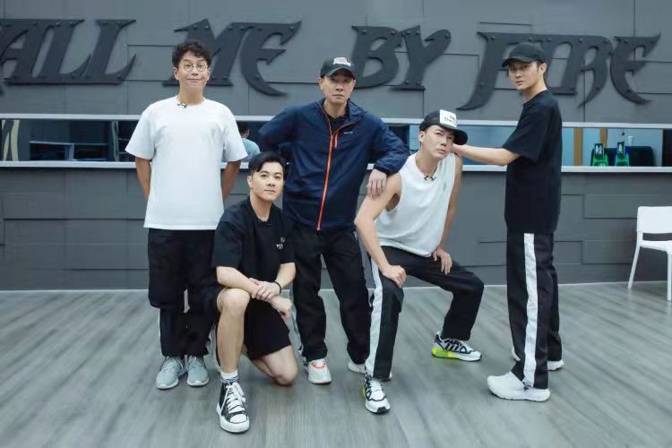 李亚鹏|38岁知名港星逛杭州夜市，不戴口罩无人认出，化身干饭人直呼好吃