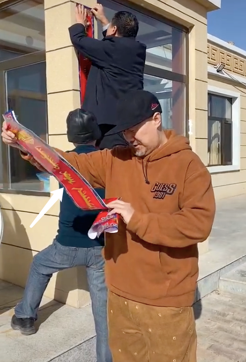 腾格尔|61岁腾格尔过年太接地气!小平房上贴蒙文对联,用花脸盆装肉馅