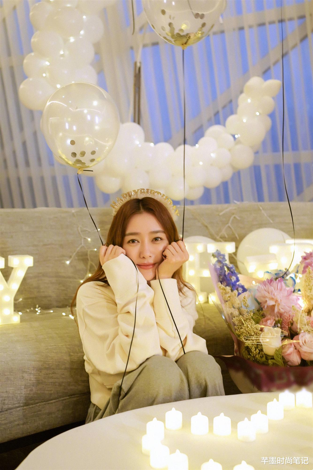 吴亦凡|秦岚光脚“秀蚂蚁腰”，穿搭草莓包臀连衣裙，这身材撩人又浪漫