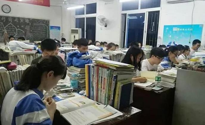 郭麒麟|孙卓初中时期旧照流出，意外撞脸“郭麒麟”，网友：女儿介绍给你