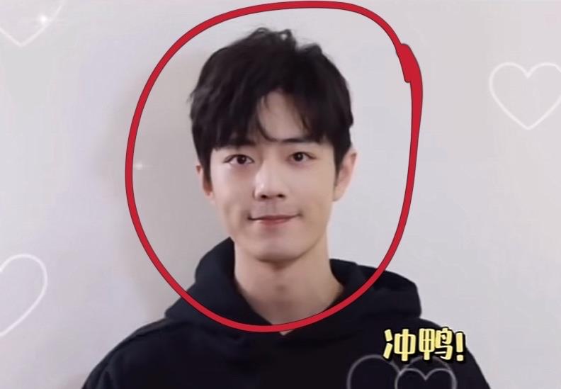 肖战|肖战晒“跨年”祝福语视频：不化妆露出胡子，偷看提词器眼神可爱