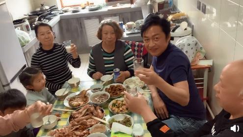 59歲馬景濤回遼寧祭祖，一傢八口其樂融融聚餐，與故鄉情難割舍-圖3