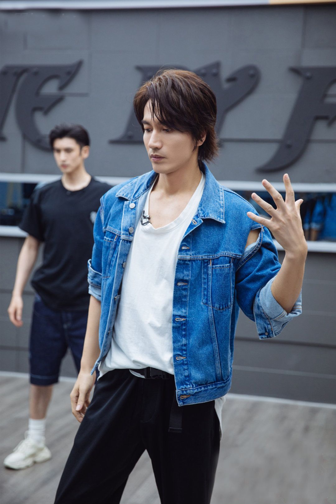 男士穿衣搭配杂志 45岁的言承旭丝毫不显老,棒球夹克+运动裤变身潮男,这状态真好