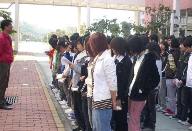 工人|又一招工怪象：国内老板站在街头招人，但年轻人排队要去日资工厂