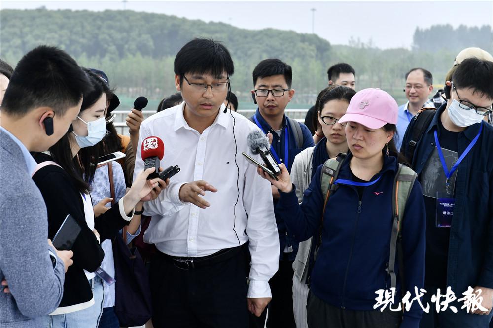 现代快报 犇跑吧长三角丨打卡新晋网红桥：哇，我左脚在上海，右脚在江苏