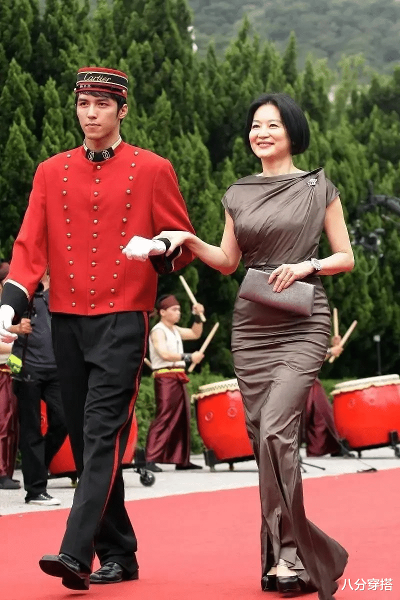 八分穿搭 67岁林青霞好像不会老，穿一袭红裙风采依旧，端庄稳重又有气场