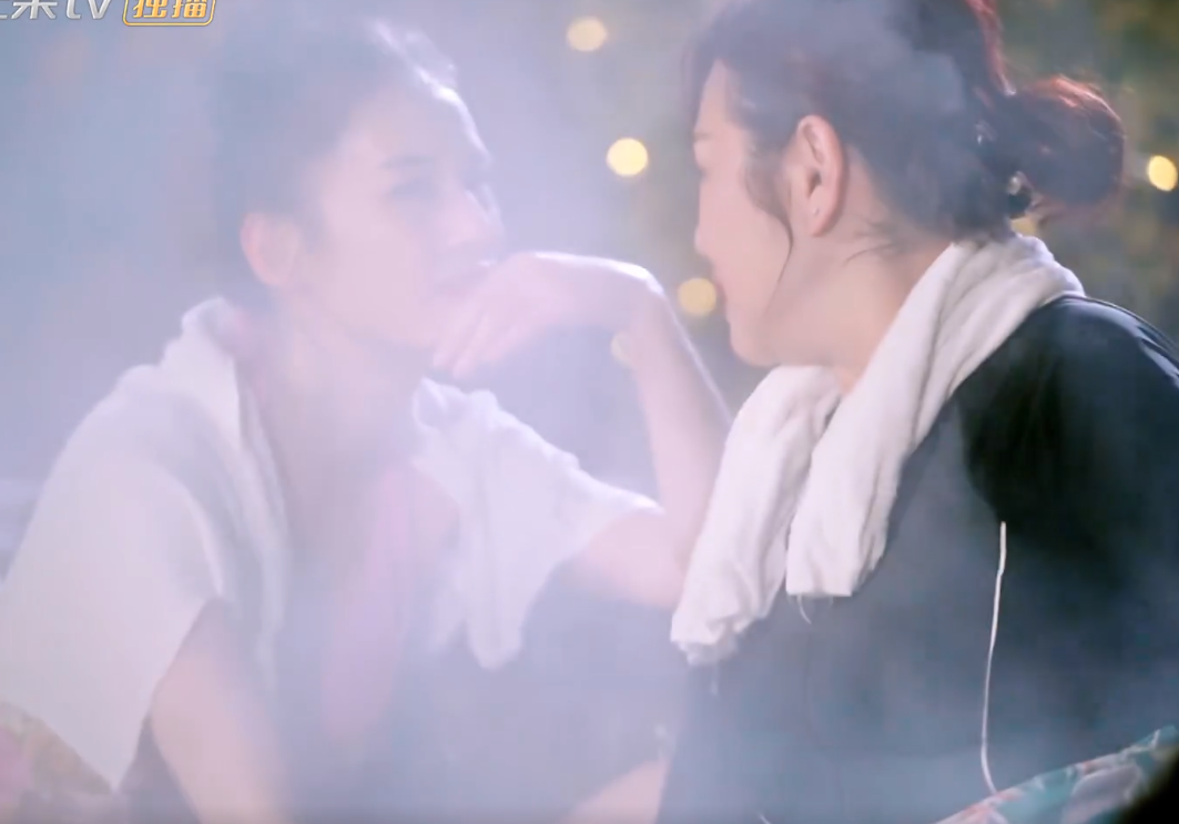 张铎|夫妻合体泡温泉，郭晓东跷二郎腿张铎太狂浪，黄圣依动作犯了大忌！