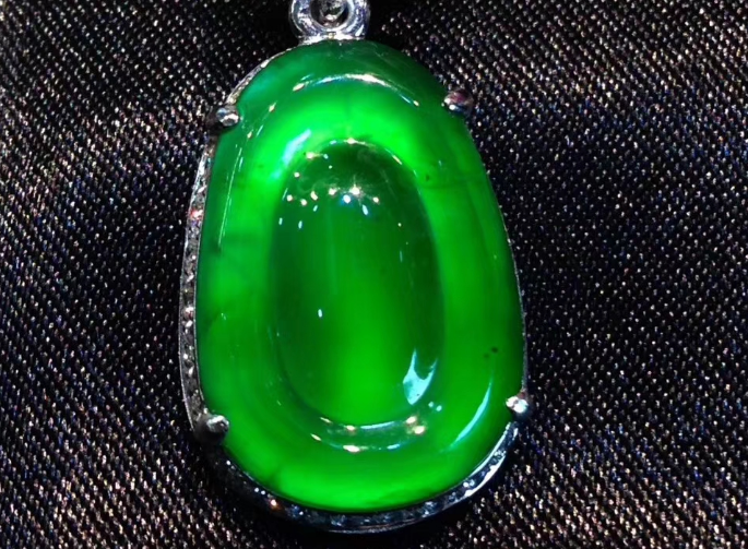 翡翠|翡翠饰品中的白色物质，到底是瑕疵，还是玉石的特色？