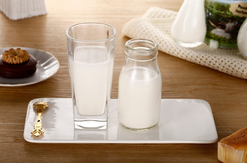 牛奶|母女俩长期睡前喝牛奶，双双确诊乳腺癌，医生叹息：无知害了她们