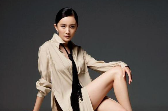 杨幂|杨幂的“3D”身材女人看了都喜欢，裸色礼裙撑的这么满，美翻了