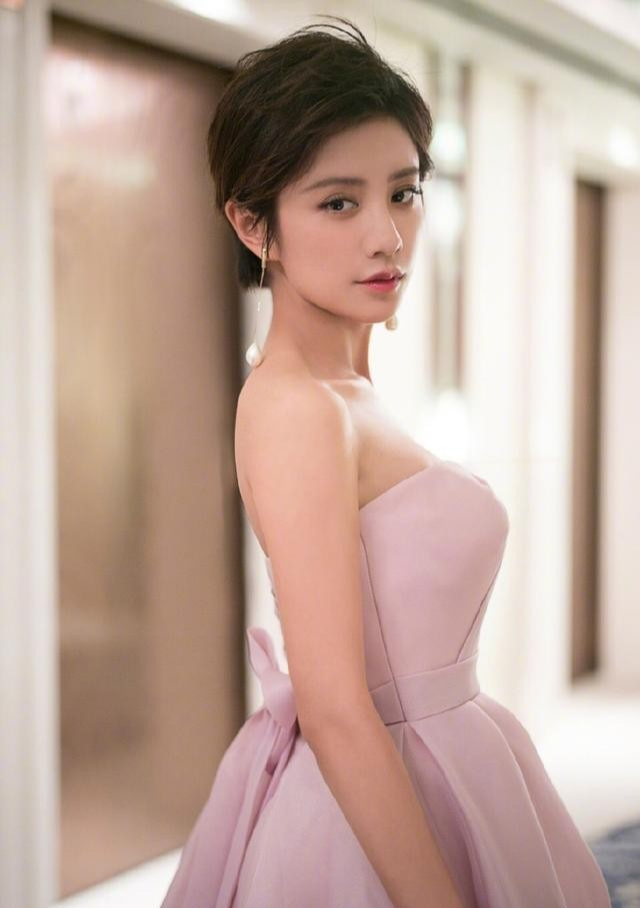 伊一|伊一近照，不愧是浙江台的一姐，私下里也是气场全开，漂亮又可爱