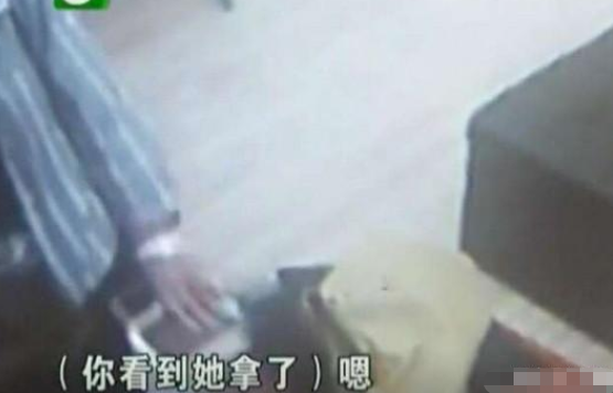 广播新媒 女孩请老板娘帮她试衣服，老板娘关上门后发现不对，网友：傻女人！