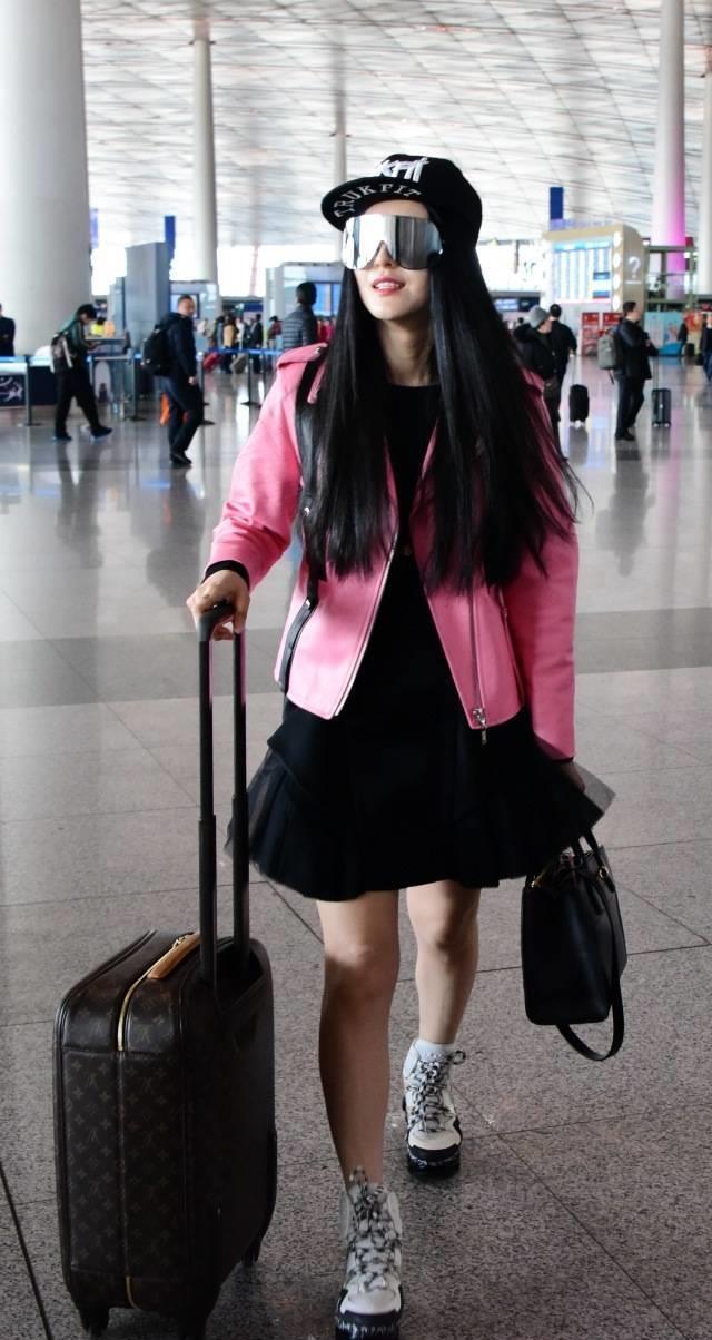 美搭刊报|范冰冰真有少女心！最新私服穿一身学院装美腿纤细，又瘦了好多啊