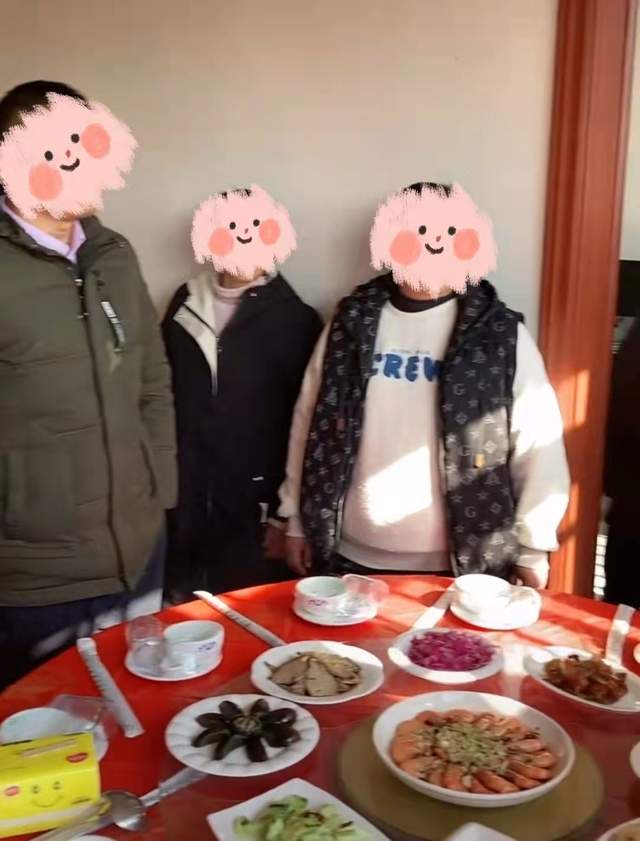 杨超越|杨超越回老家为爸爸过寿，坐角落吃席接地气，打扮低调仍难掩美貌