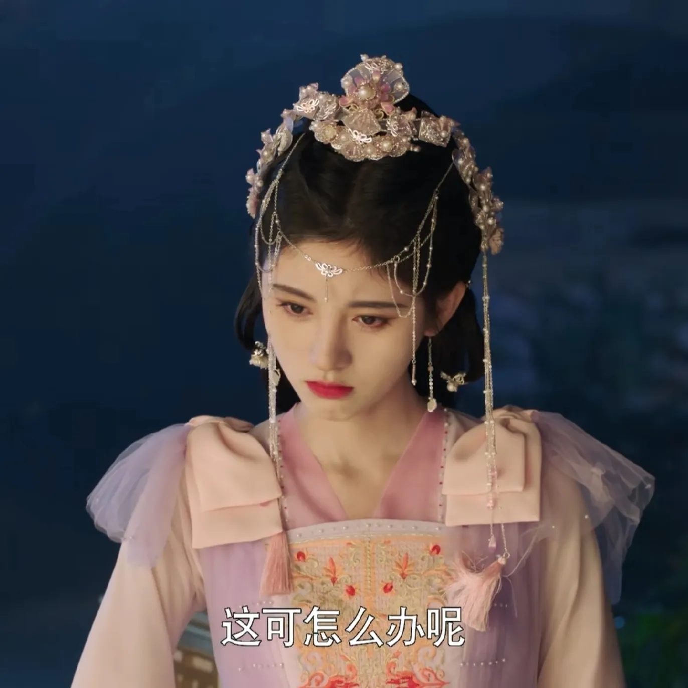 鞠婧祎|鞠婧祎古装垫肩被网友发现：看来不只有半永久妆还有半永久肩