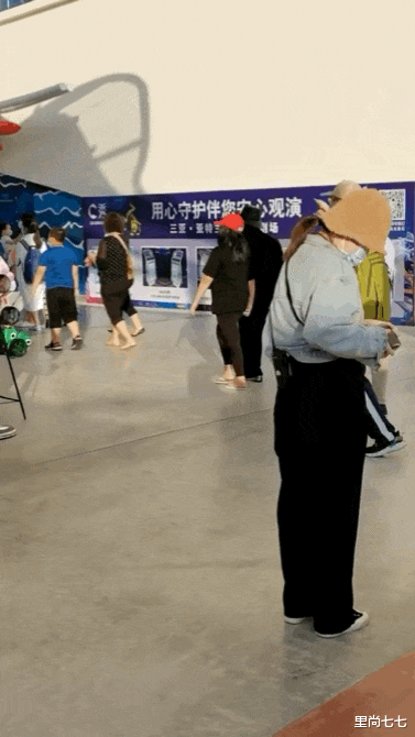 李湘|李湘一家三口被偶遇，父女俩亲密搂肩不避嫌，她打扮娇艳却被冷落