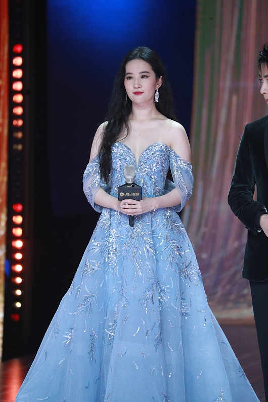 刘亦菲|刘亦菲是发福了吗？脸蛋圆了双下巴明显，但穿浅色裙子还是那么仙