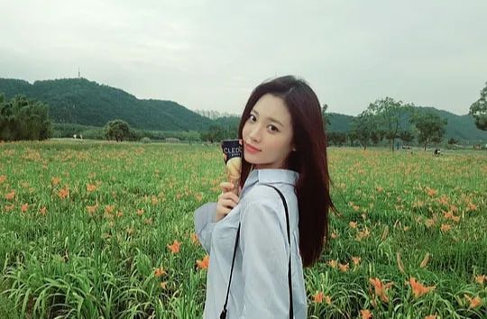 金亚荣|她曾豪砸5亿为腿投保,搀扶老奶奶被讹钱,还被粉丝寄送“刀片”