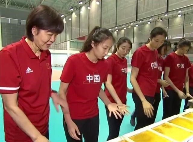 胡小小乖|郎平手指变形球迷心疼不已，呼吁郎导带中国女排打完巴黎奥运周期