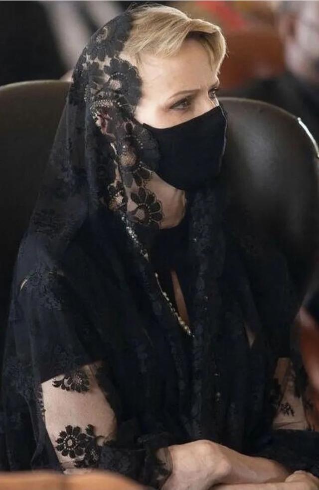 水果 “逃回娘家、放飞自我”的夏琳王妃终于回家了！这一次她的发型又变了
