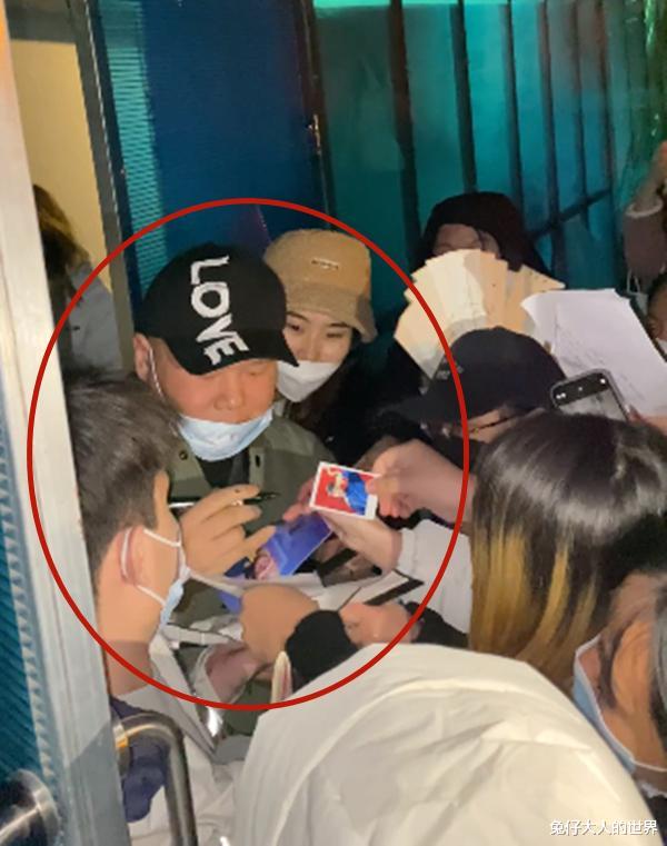 陈小纭|德云社岳云鹏凌晨四点发文，一句想吃饺子了，让网友连夜喊话二哥